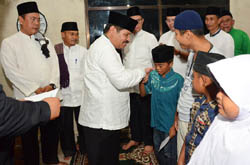 Bupati Amril Serahkan Santunan dan Bantuan